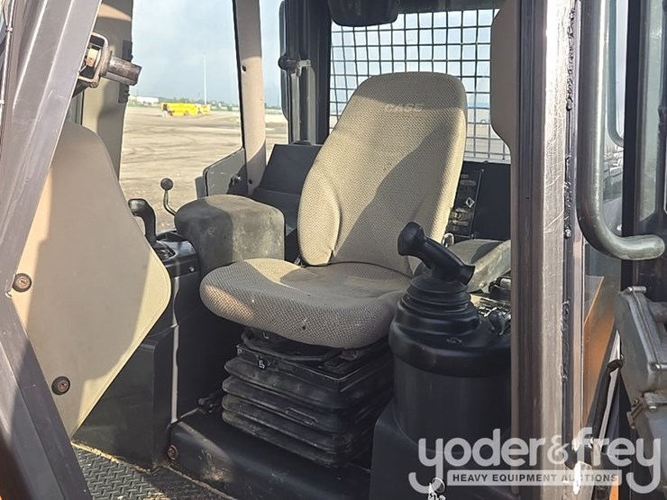 2016-case-750m-image-75