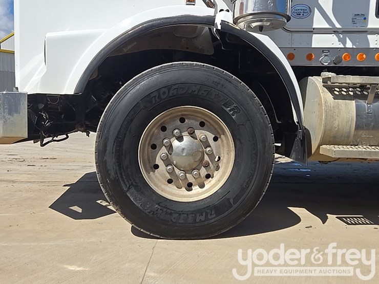 2014-kenworth-t880-image-10