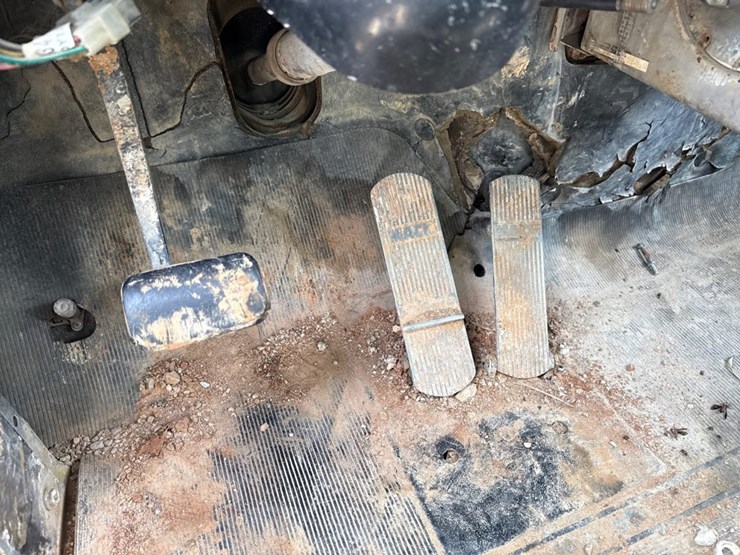 #31721-•-1989-mack-r690t-single-axle-fuel-truck-image-10