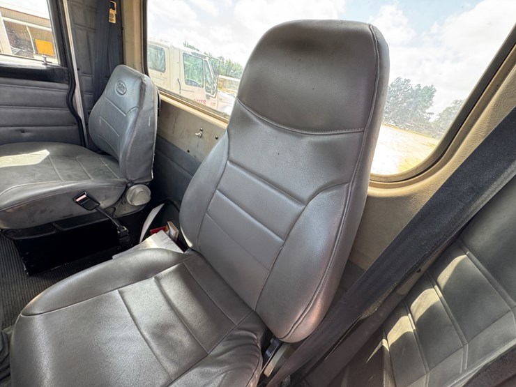 2003-peterbilt-330-image-15