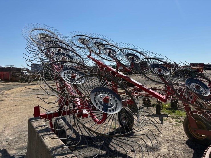 massey-ferguson-v-12-wheel-rake-image-4