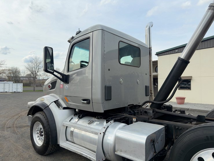 2015-peterbilt-567-image-13