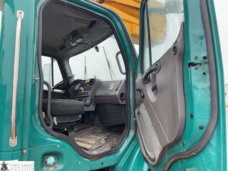 2011-freightliner-m2-106-image-31