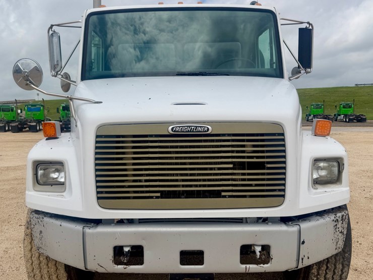 2000-freightliner-fl80-image-2