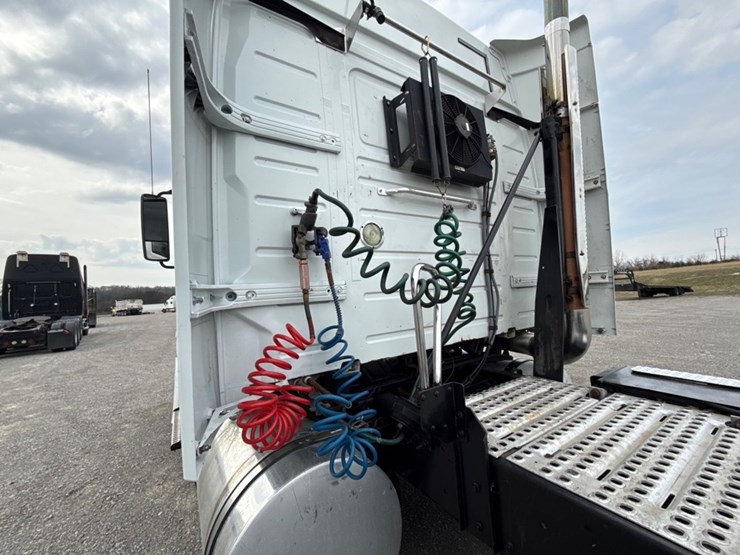 #31952-•-2010-volvo-vnl-tandem-axle-truck-tractor-image-14