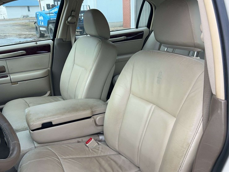 2005-lincoln-town-car-image-51