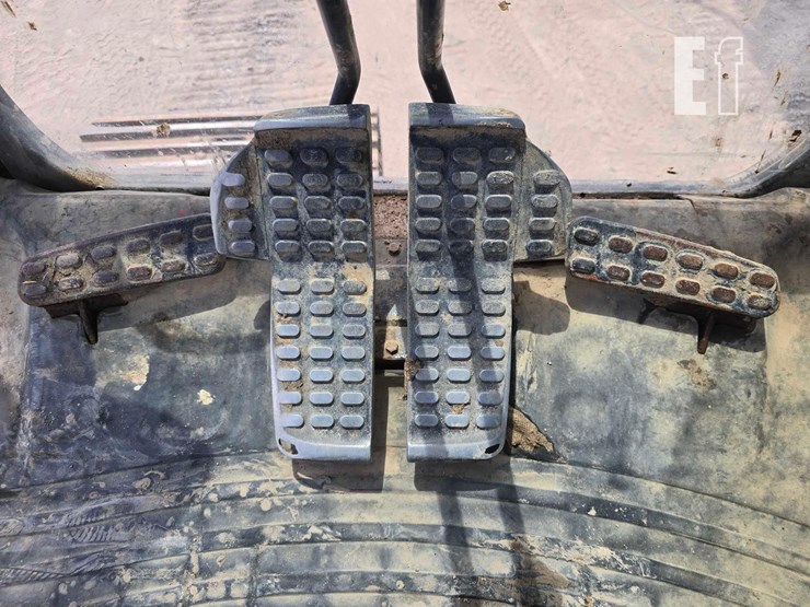 2018-deere-250g-lc-image-16