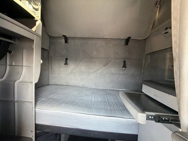 #31954-•-2012-volvo-tandem-axle-truck-tractor-image-15