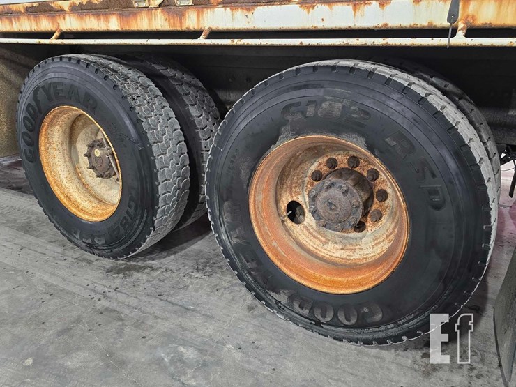 2012-freightliner-m2-106-image-37