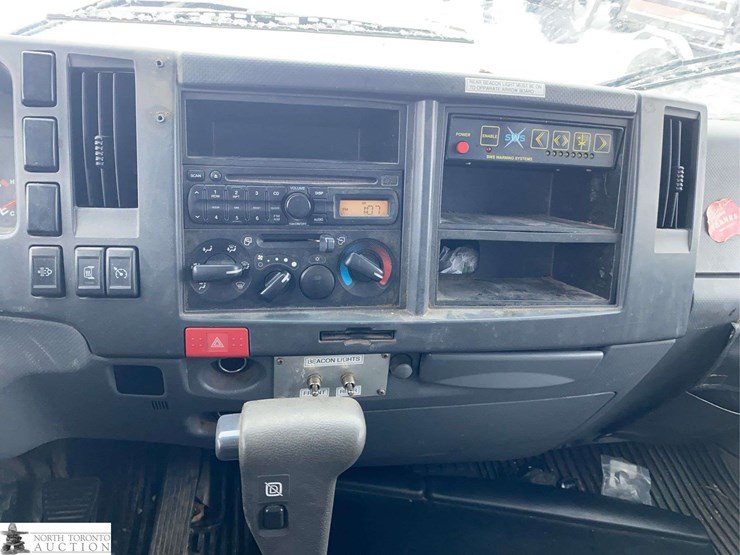 2010-isuzu-nqr-image-10