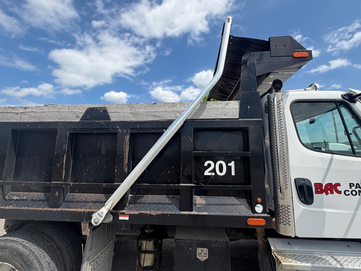 2020-freightliner-m2-106-image-20