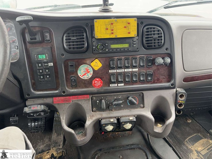 2011-freightliner-m2-106-image-26