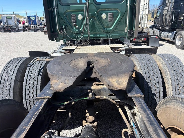 #31953-•-2013-freightliner-tandem-axle-truck-tractor-image-13