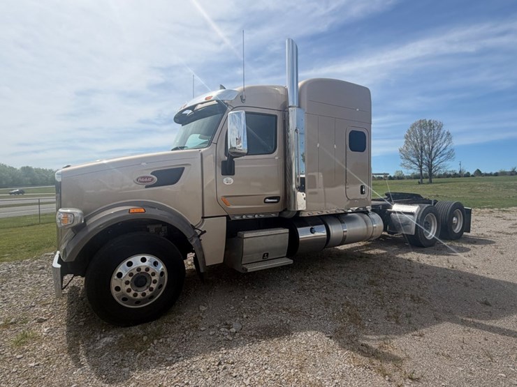 2019-peterbilt-567-image-1