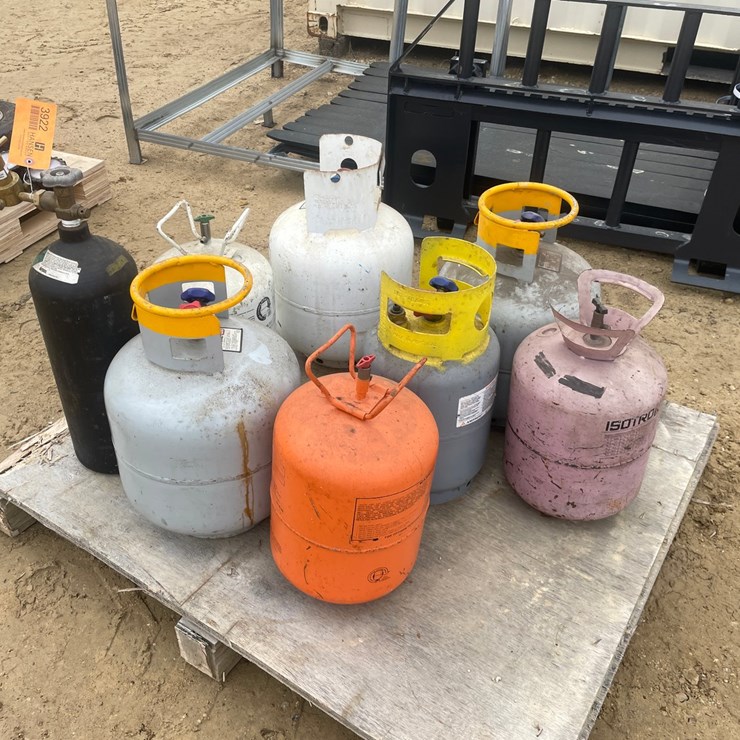 #3922 • (7) Refrigerant Tanks and (1) Nitrogen/Argon Tank