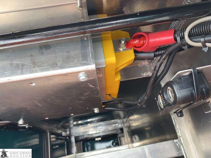 2011-freightliner-m2-106-image-39