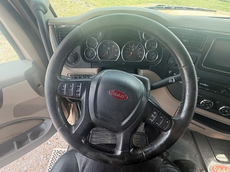 2019-peterbilt-567-image-39