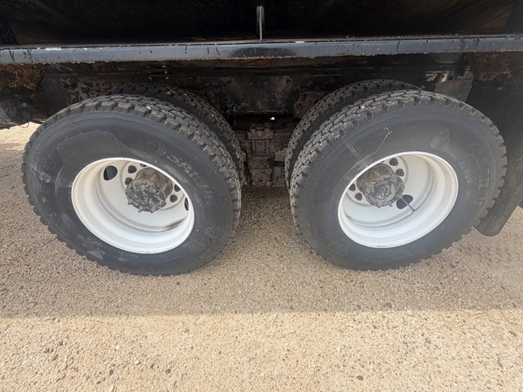 2000-freightliner-fl80-image-14