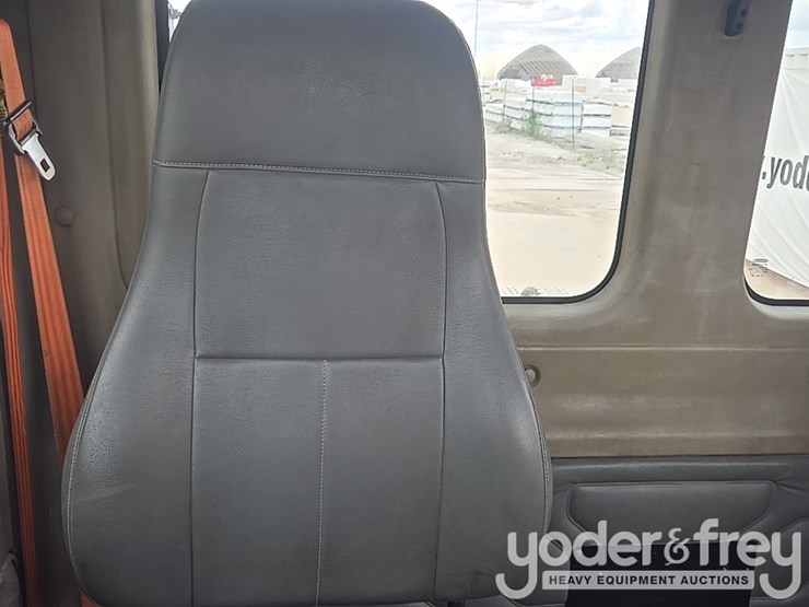 2011-freightliner-cascadia-125-image-84