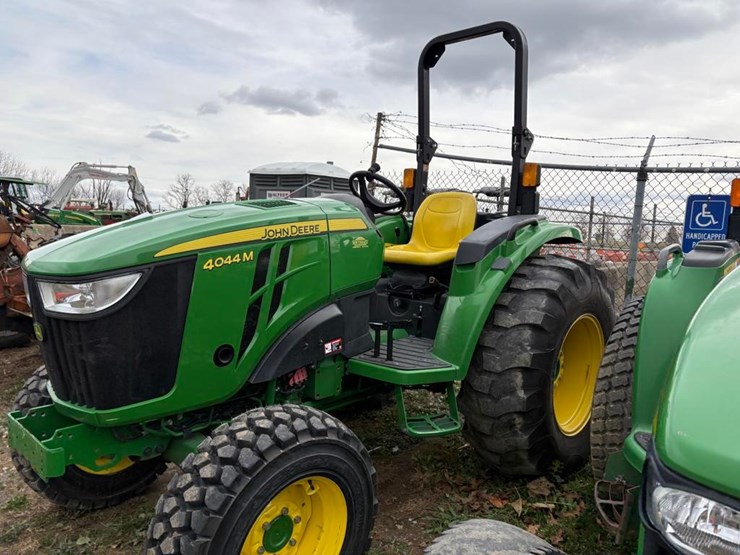 2019-john-deere-4044m-image-4