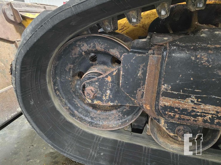 2014-deere-323e-image-21