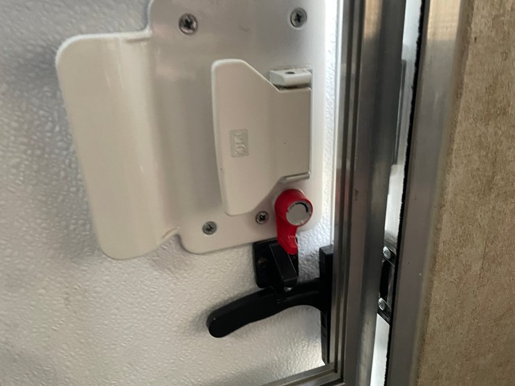 #201-•-2014-palomino-puma-253-fbs-27'-fifth-wheel-camper-(has-wi-title)-image-97