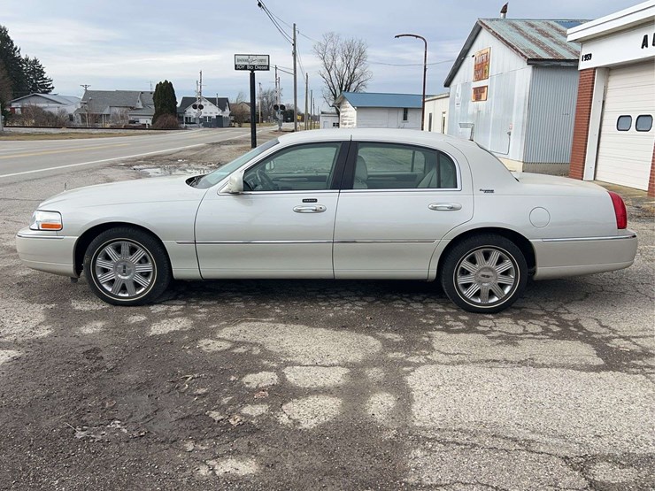 2005-lincoln-town-car-image-2