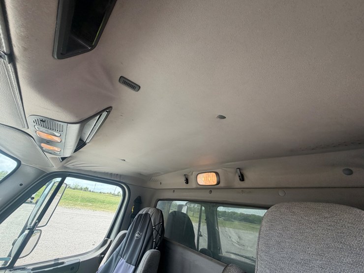 2020-freightliner-m2-106-image-25