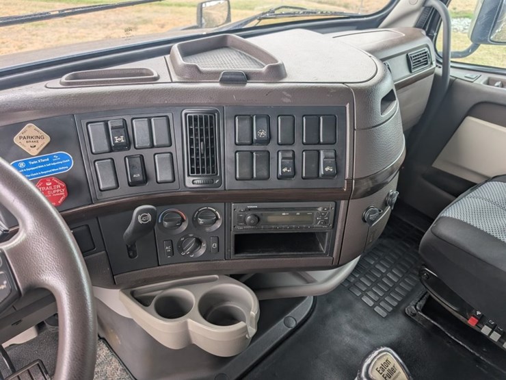 #31951-•-2015-volvo-vnl-tandem-axle-truck-tractor-image-15