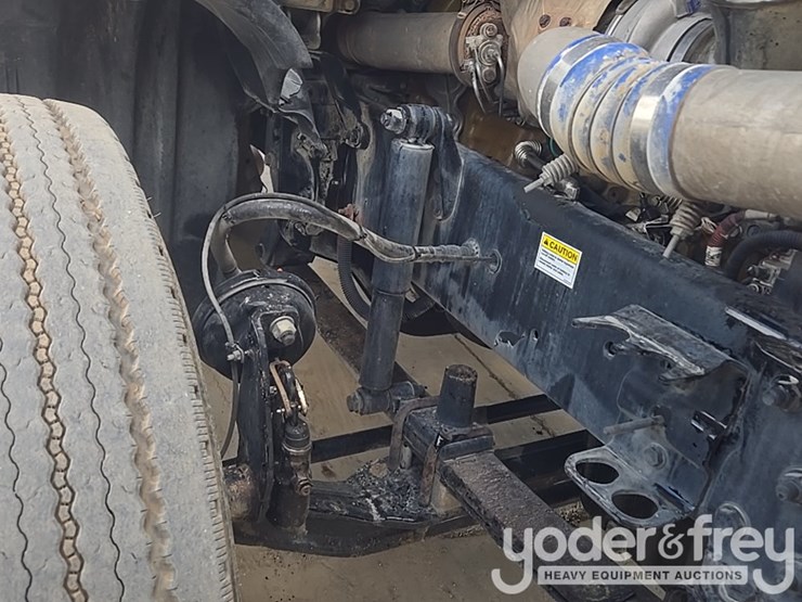 2011-freightliner-cascadia-125-image-66