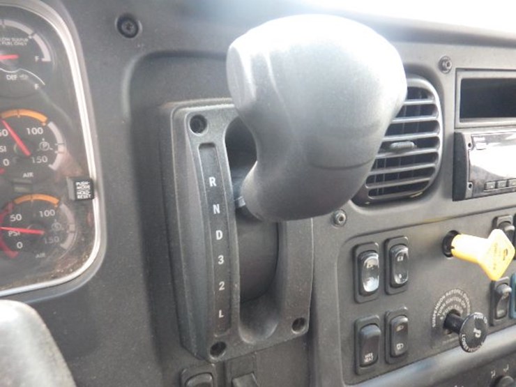 2019-freightliner-m2-106-image-14