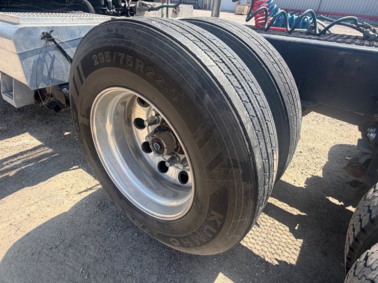 2009-peterbilt-367-image-29