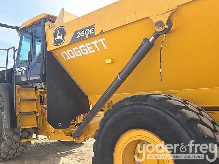 2022-deere-260e-image-24