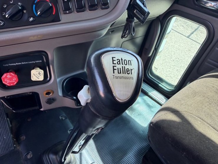 2012-peterbilt-388-image-16