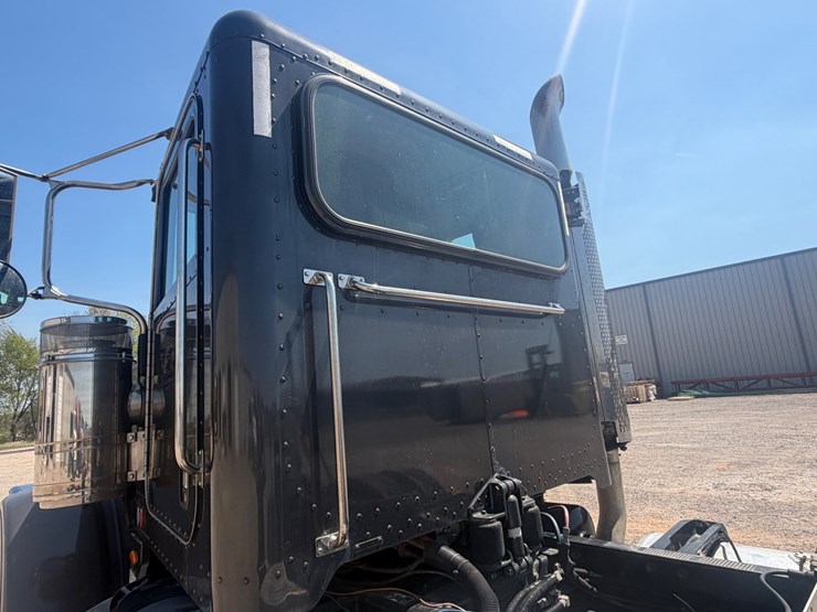 2009-peterbilt-367-image-31