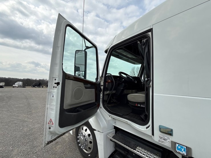 #31952-•-2010-volvo-vnl-tandem-axle-truck-tractor-image-12