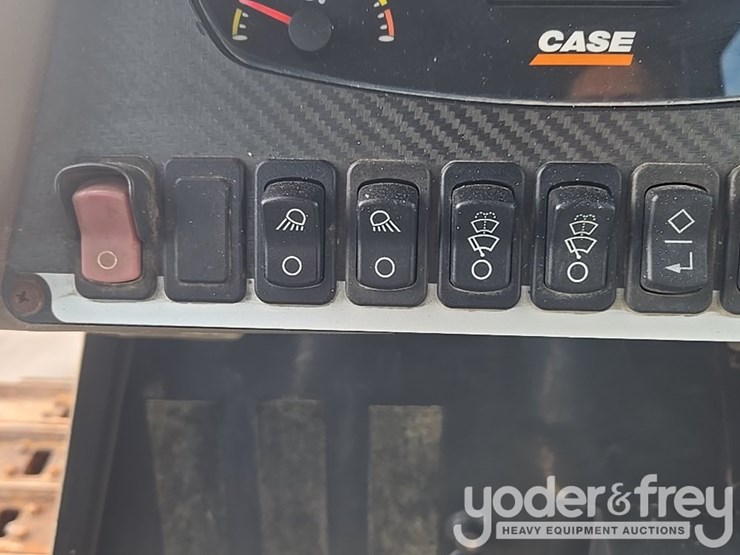 2016-case-750m-image-95