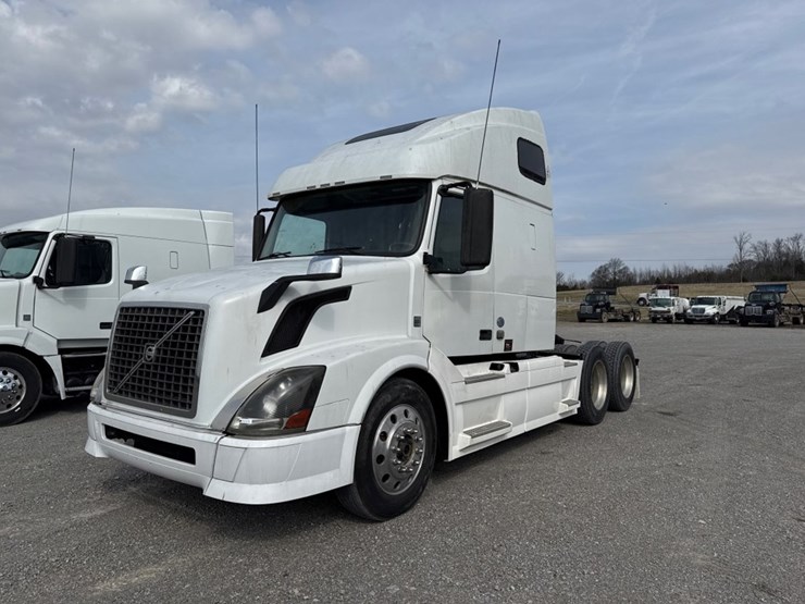 #31956-•-2012-volvo-vnl-tandem-axle-truck-tractor-image-1