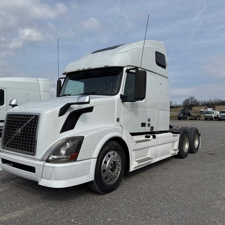 #31956 • 2012 VOLVO VNL TANDEM AXLE TRUCK TRACTOR