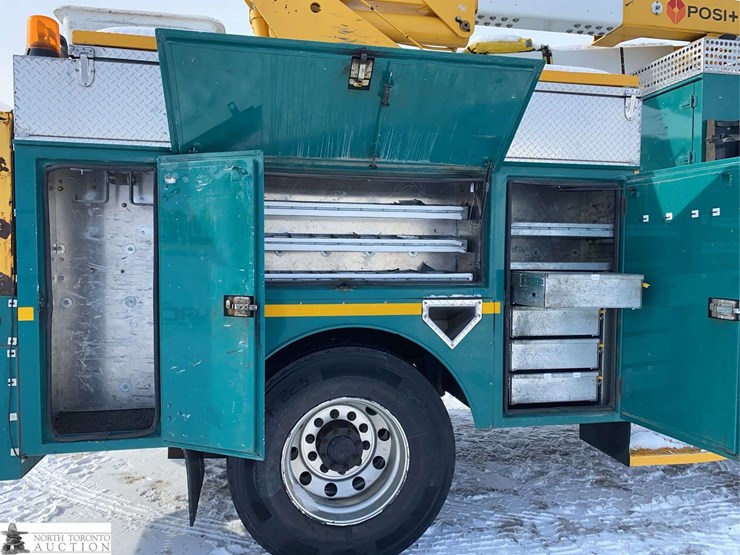 2010-freightliner-m2-106-image-41