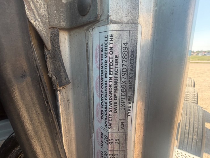 2009-peterbilt-367-image-57