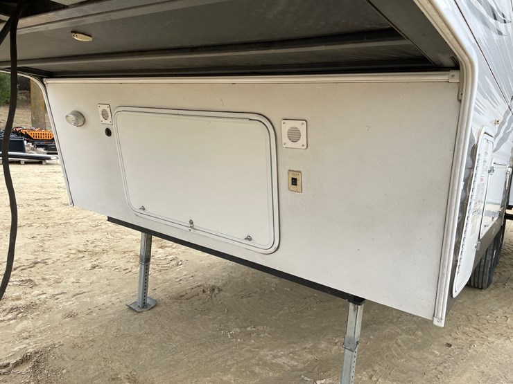 #201-•-2014-palomino-puma-253-fbs-27'-fifth-wheel-camper-(has-wi-title)-image-40