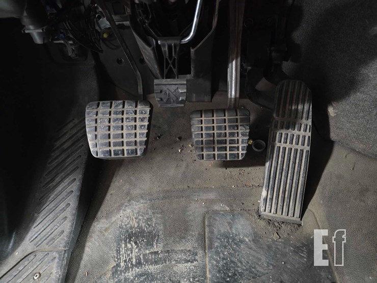 2012-freightliner-m2-106-image-21