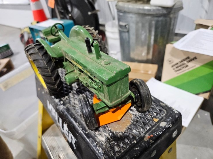 #984-•-john-deere-model-r-1/16-die-cast-toy-tractor-image-6