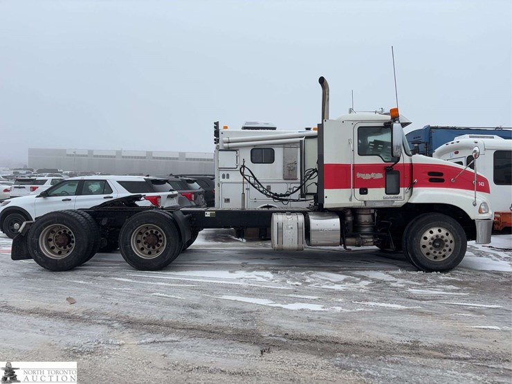 non-operable-2014-mack-pinnacle-t/a-day-cab-tractor-image-3