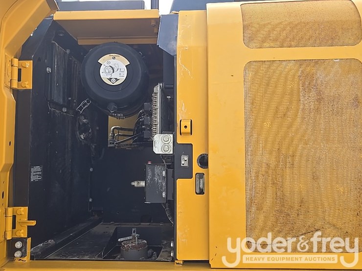 2017-deere-210g-lc-image-38