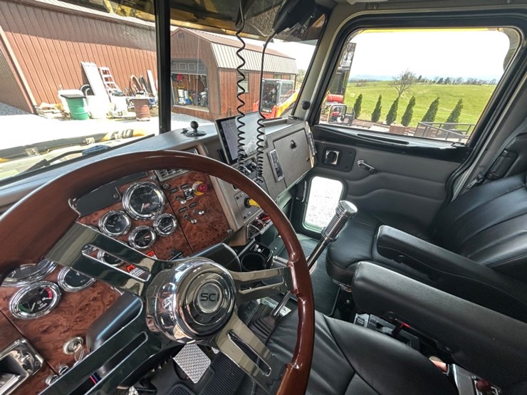 2005-peterbilt-335-image-26