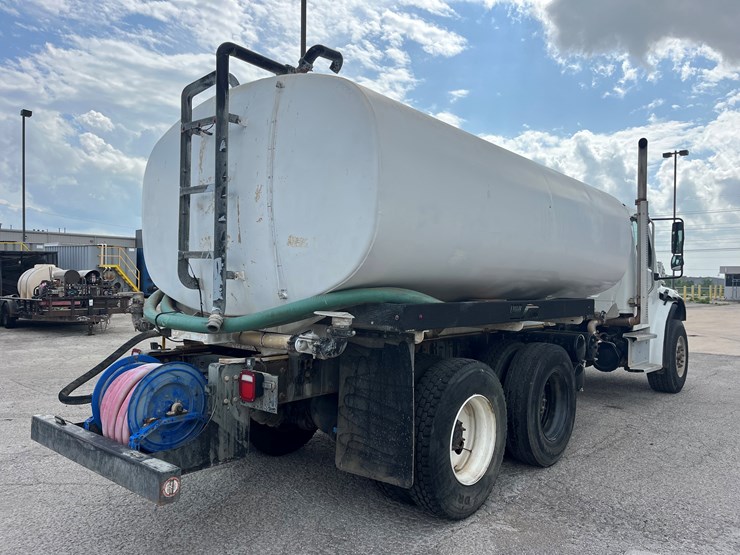 2020-freightliner-m2-106-image-5