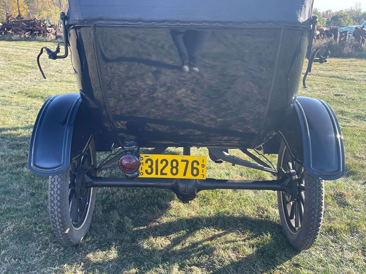 1917-model-t-touring-image-38