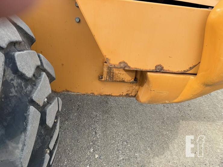 2010-case-721e-image-33